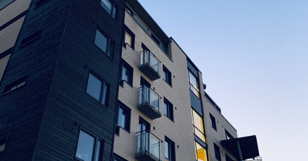 マンション外観 - ワンルームマンション投資のリスクを示すイメージ