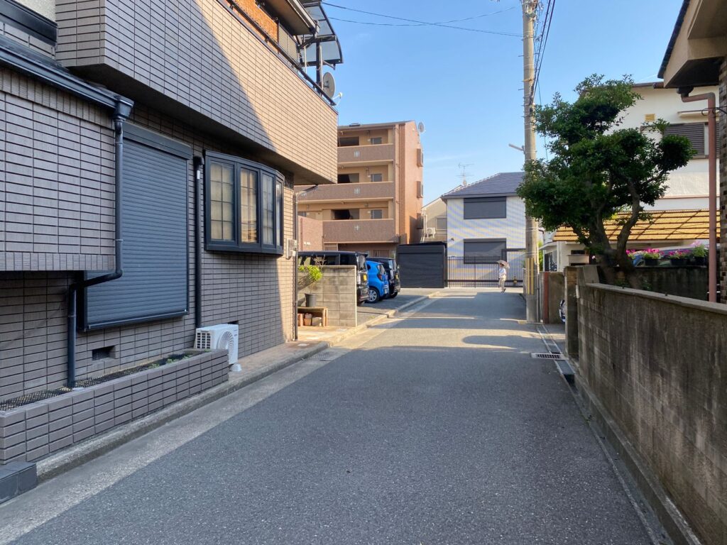 A peaceful residential street in suburban Japan showcasing modern architecture and clear skies.