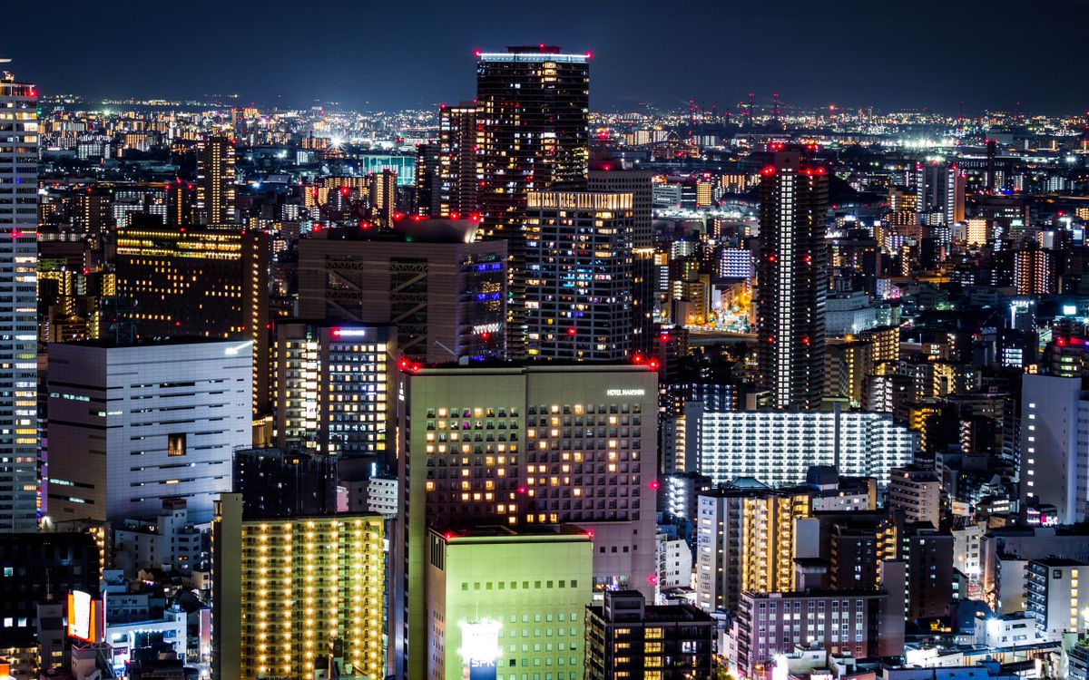 夜の大阪の街並み