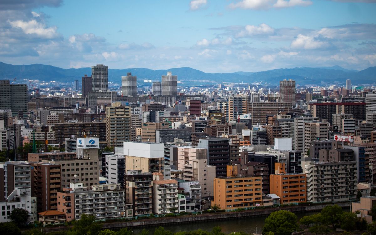 大阪の市街地を上空から望む