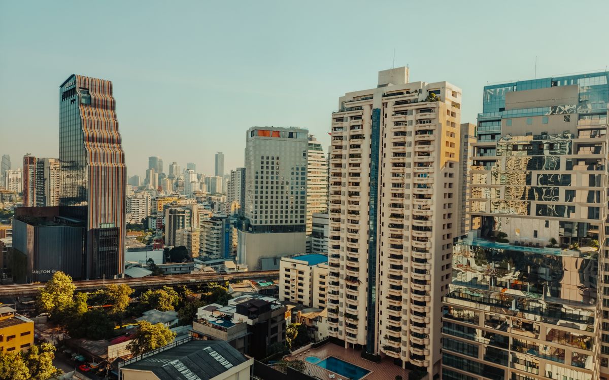 タイの都市部の高層コンドミニアム