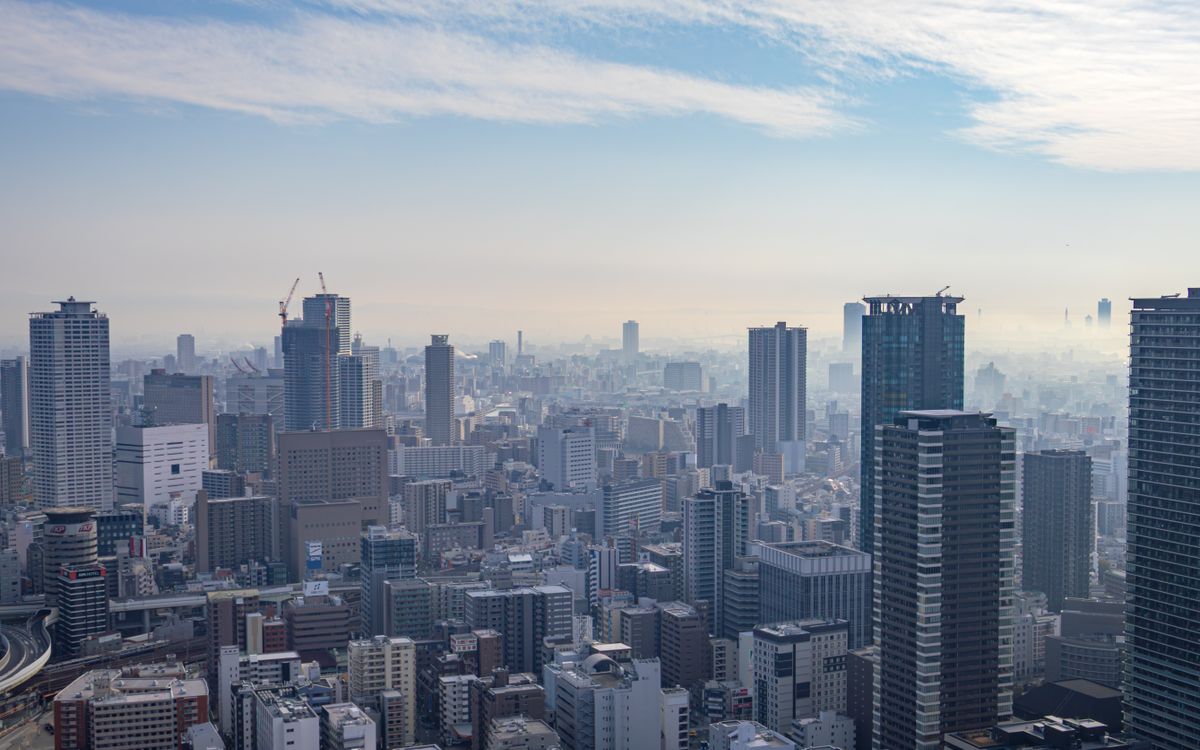 晴天の大阪の高層ビル群