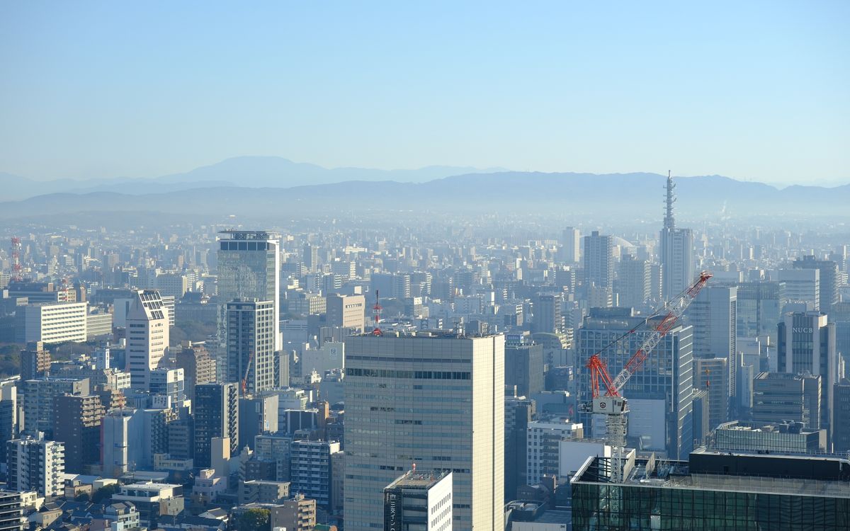 大阪市街と背後の山並み