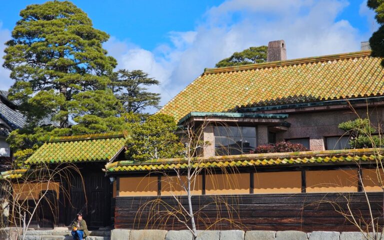管理されていない空き家の外観
