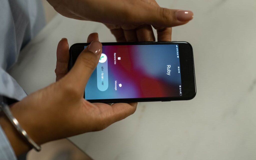 スマートフォンに表示された着信画面