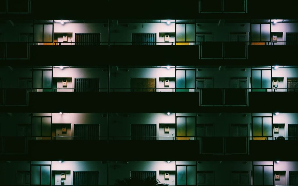夜のワンルームマンションの外観
