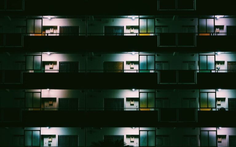 夜のワンルームマンションの外観
