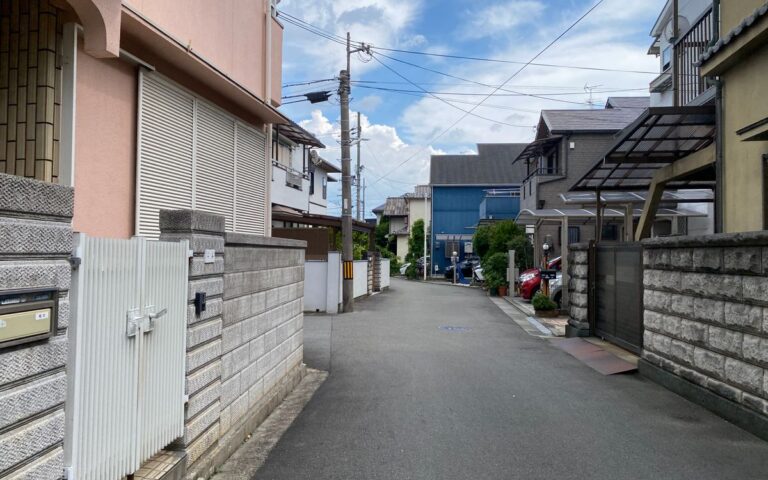 幅の狭い前面道路と住宅