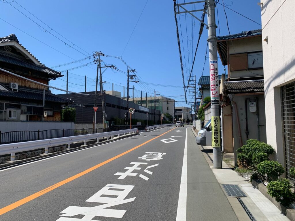 電線が走る日本の住宅地
