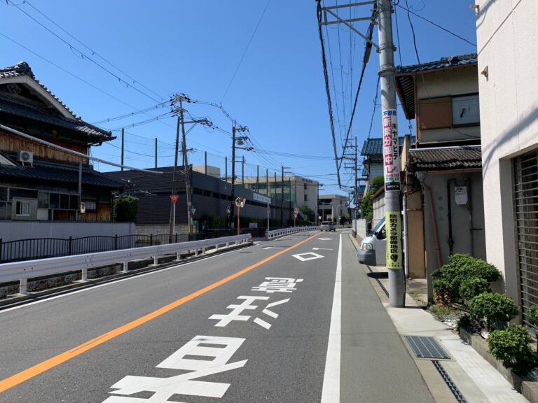 電線が走る日本の住宅地