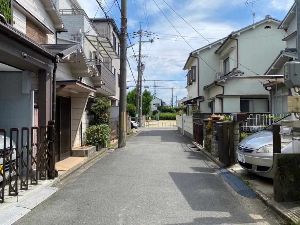 一戸建てが並ぶ郊外の住宅地