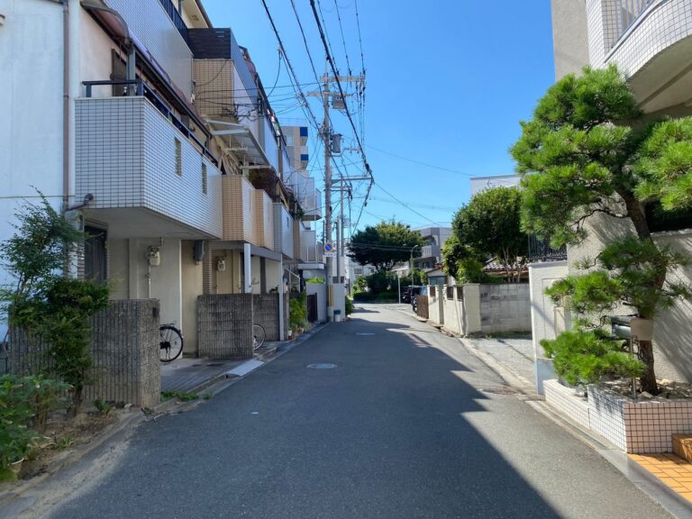 大阪の戸建住宅が並ぶ街並み