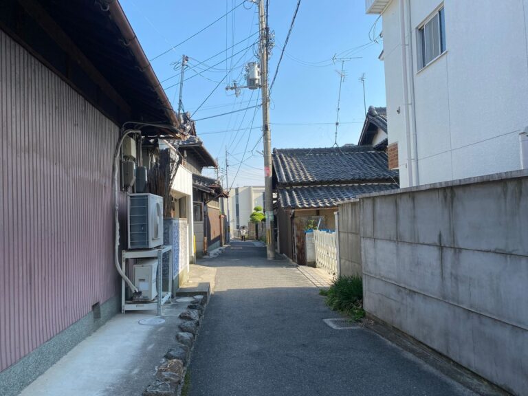 木造住宅が並ぶ日本の住宅街の細い路地