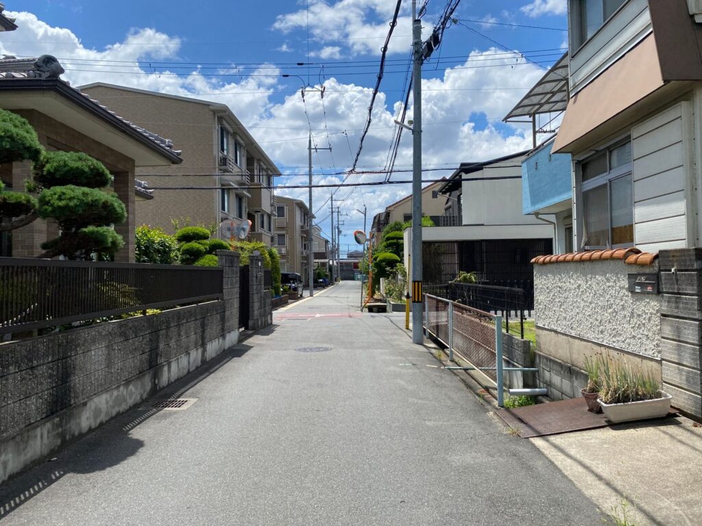 隣家との境に塀がある住宅地