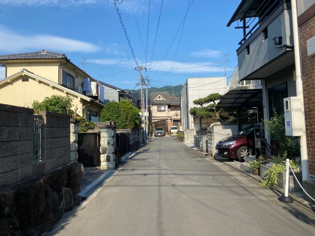住宅に挟まれた細い道路
