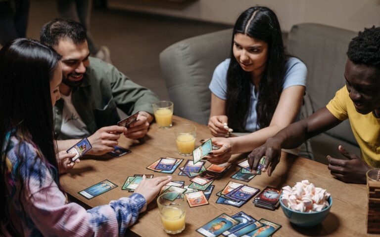 友人同士でテーブルを囲むパーティーゲームの様子